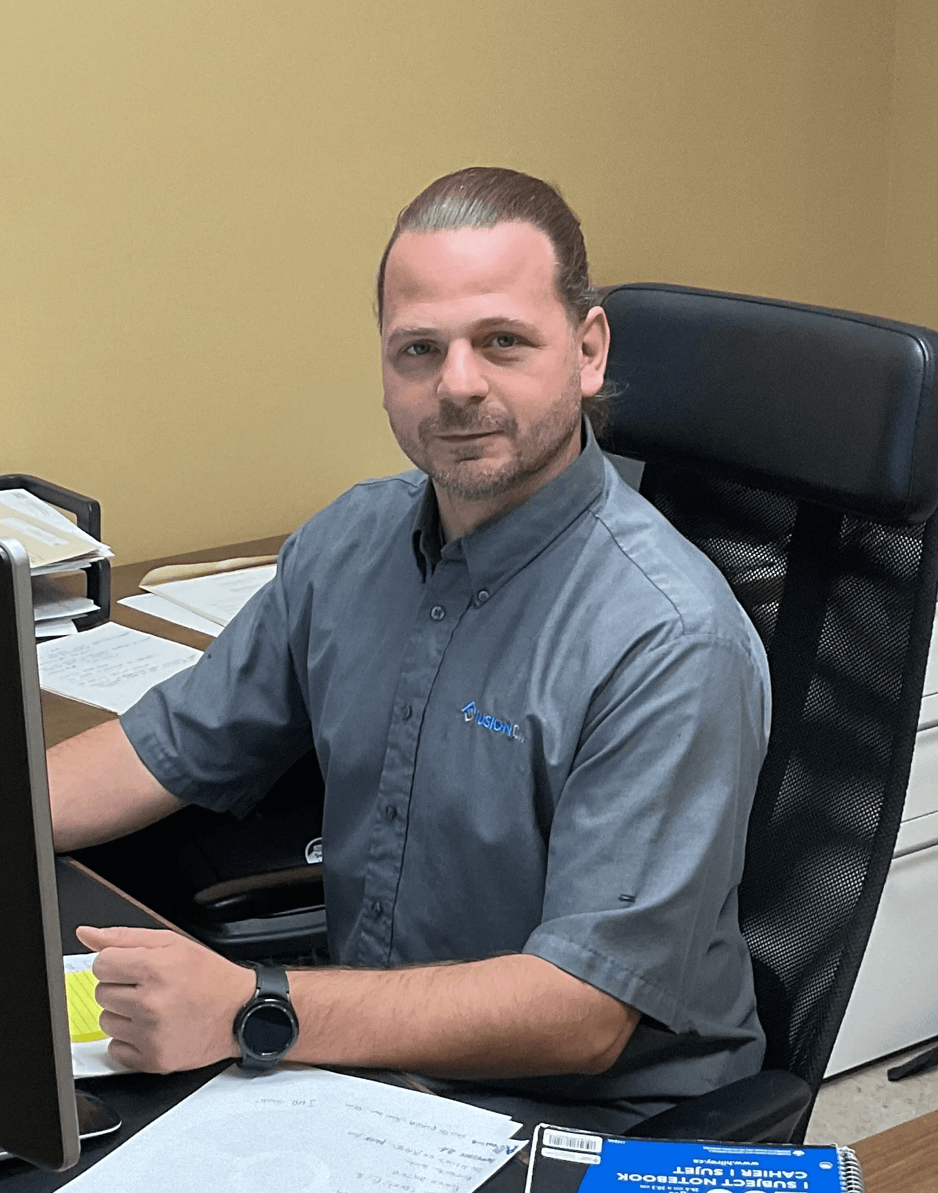 Portrait d’Andrian Andreev, président de l’entreprise, assis à son bureau.