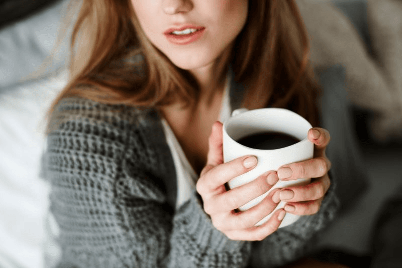 Cà phê có thể làm xỉn màu môi và chậm quá trình phục hồi sau xăm