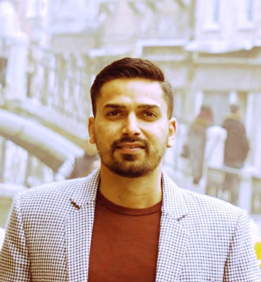 man wearing black notched lapel suit jacket in focus photography