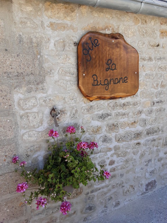Mur et fleurs du Gîte la Bignone à Saint Marcouf en Cotentin