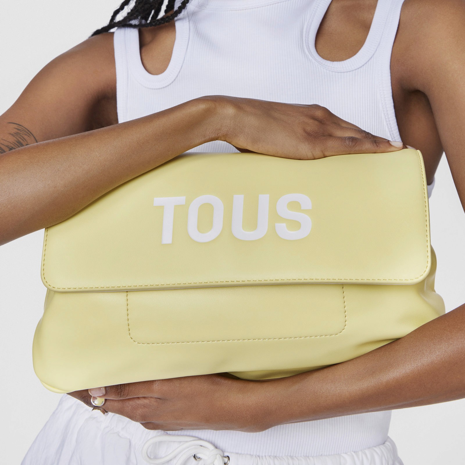 Torebka Anekke prezentowana przez modelkę w stylizowanej nocnej sesji, produkt z kolekcji przeznaczonej do sprzedaży hurtowej i współpracy z butikami w Polsce