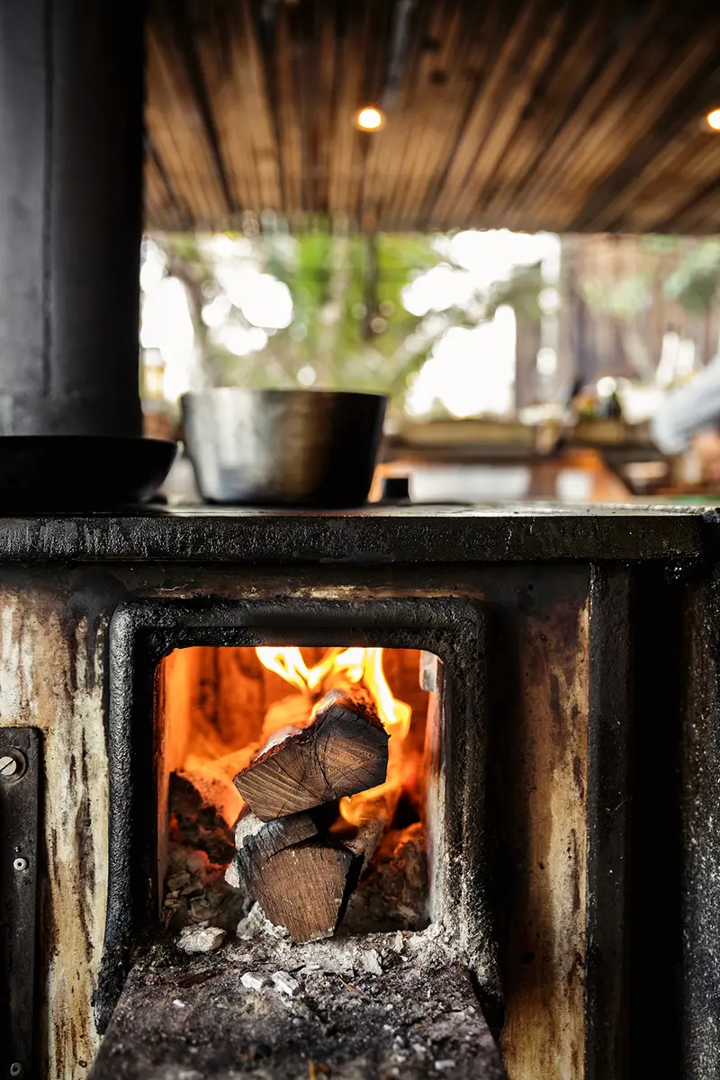 Fuego de carbón y leña en un ambiente selvático en el restaurante 4 Fuegos, Be Tulum.