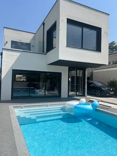 Une maison avec piscine et terrasse