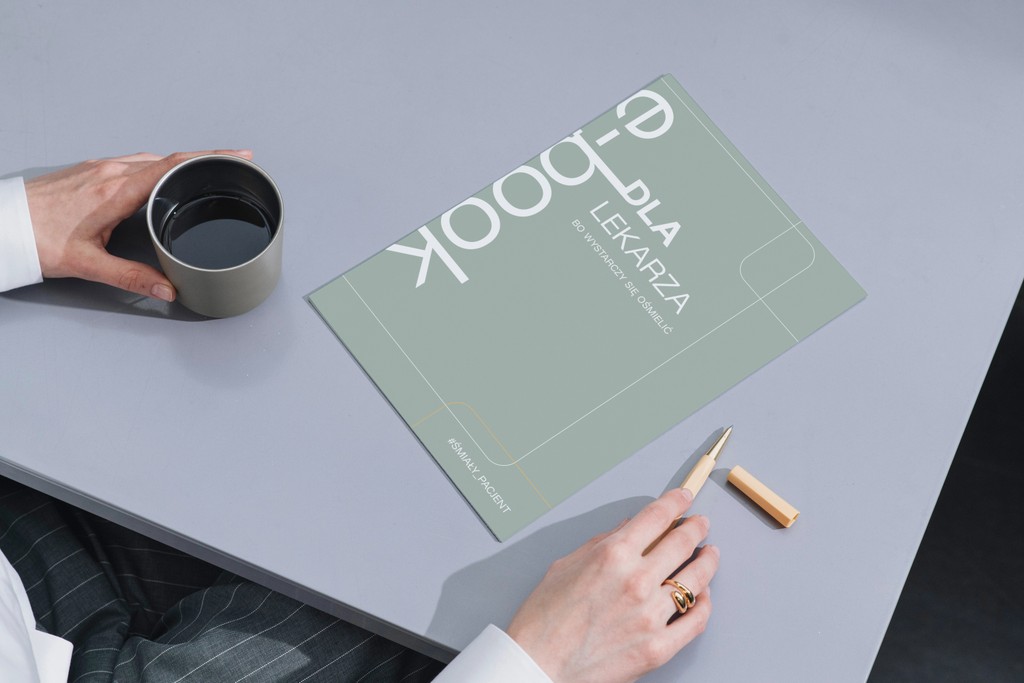 zdjęcie broszury na biurku