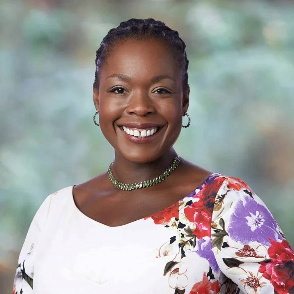 Headshot of Nili Gilbert on blurred background