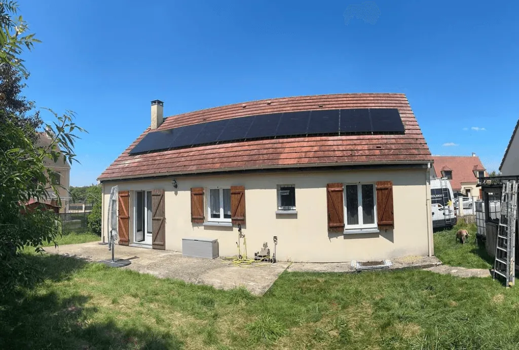 Photo d'une maison à Donnemain-Saint-Mamès dans le Centre-Val de Loire équipée de panneaux photovoltaïques dont l'installation a été faite par Solarock.