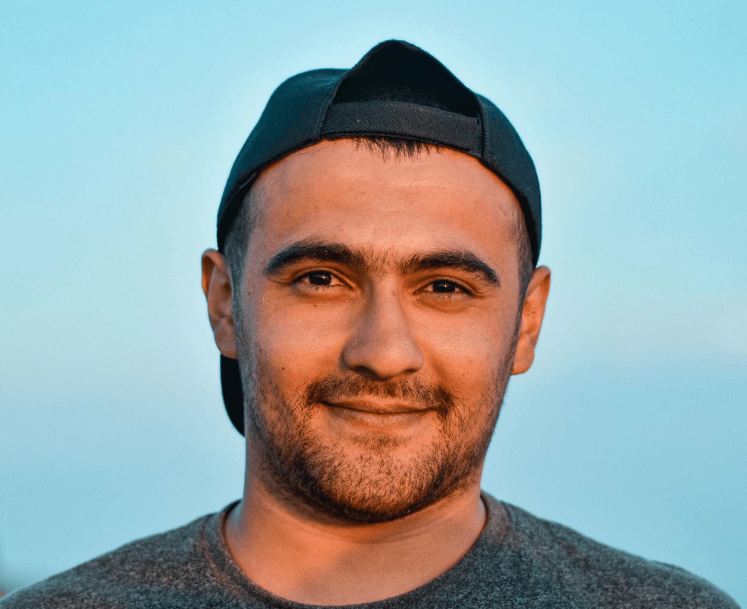 men's gray crew-neck shirt