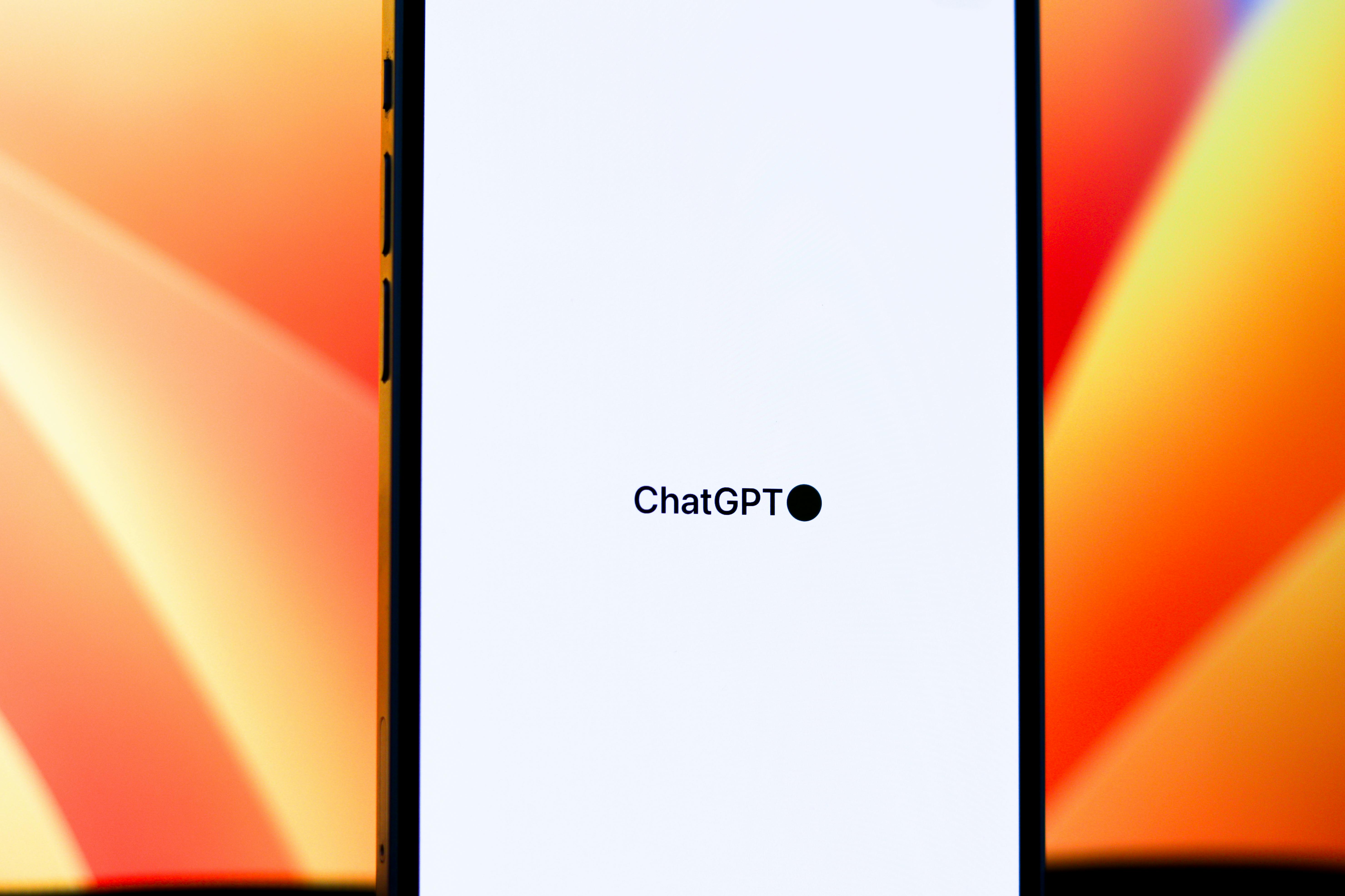 Handy-Screen, auf dem das Logo ChatGPT zu sehen ist