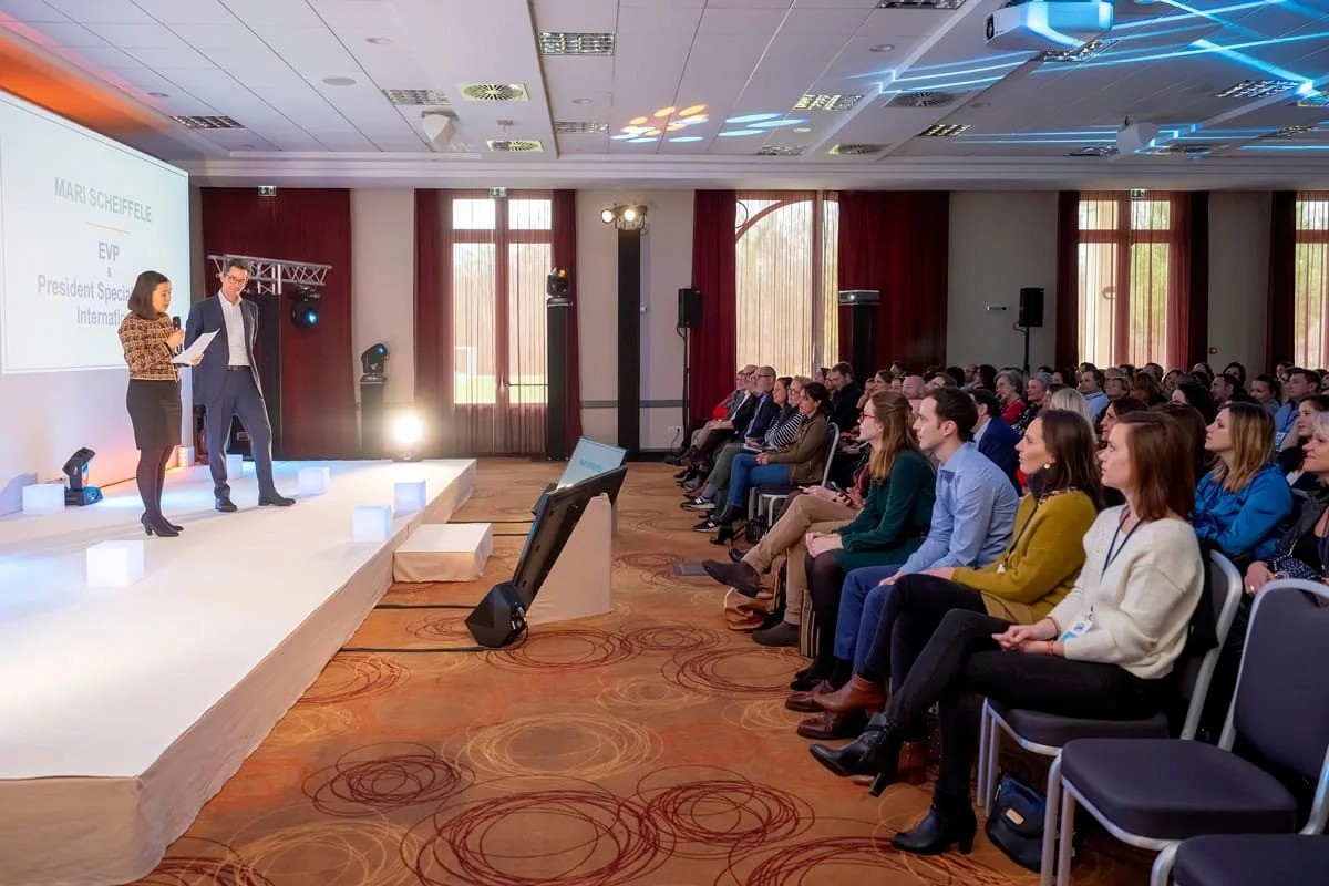 Conférence d’entreprise avec intervenant sur scène — photographie de séminaire Lille Nord | Anteale Yann Manac’h
