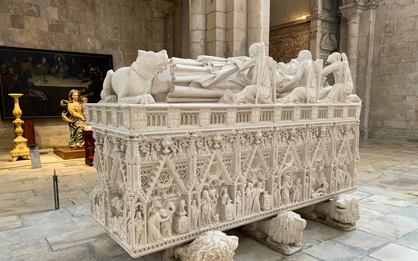 Portekiz, Alcobaça Manastırı'nda ayrıntılı oymalarla süslenmiş lahit.