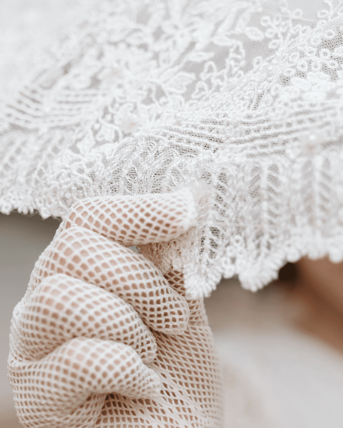 Close up de detalle de costurea del sobrero y mangas para las niñas.