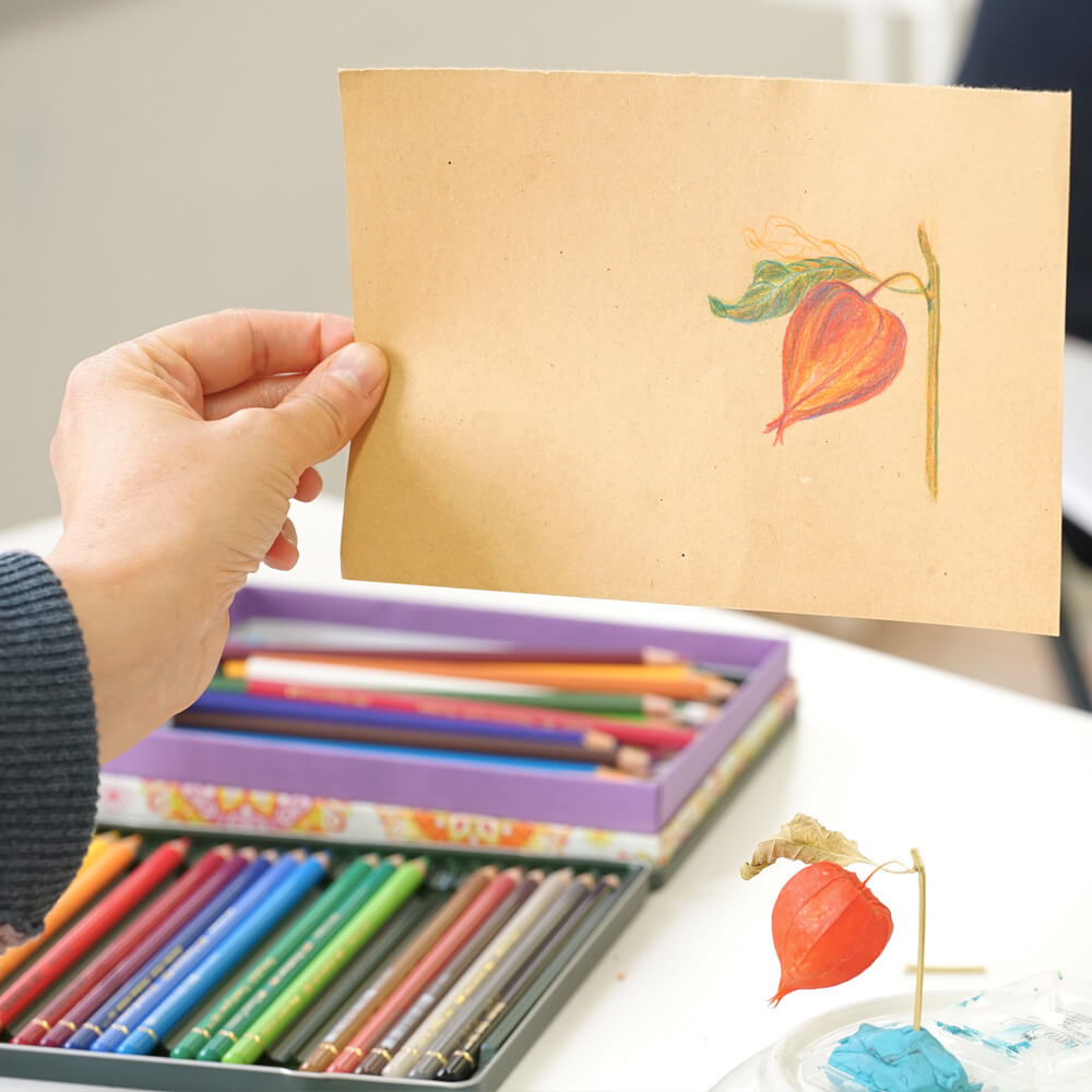 Foto von Zeichnung und Zeichenstiften