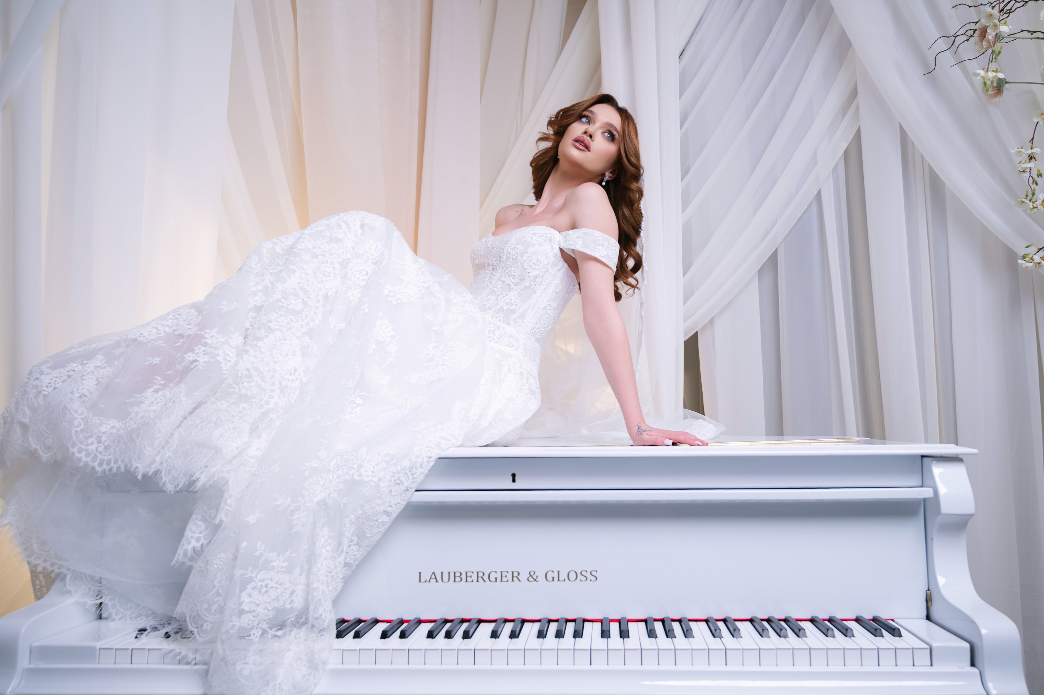 Portret alb-negru de mireasă cu lumină soft și decor romantic, fotografie de nuntă în București