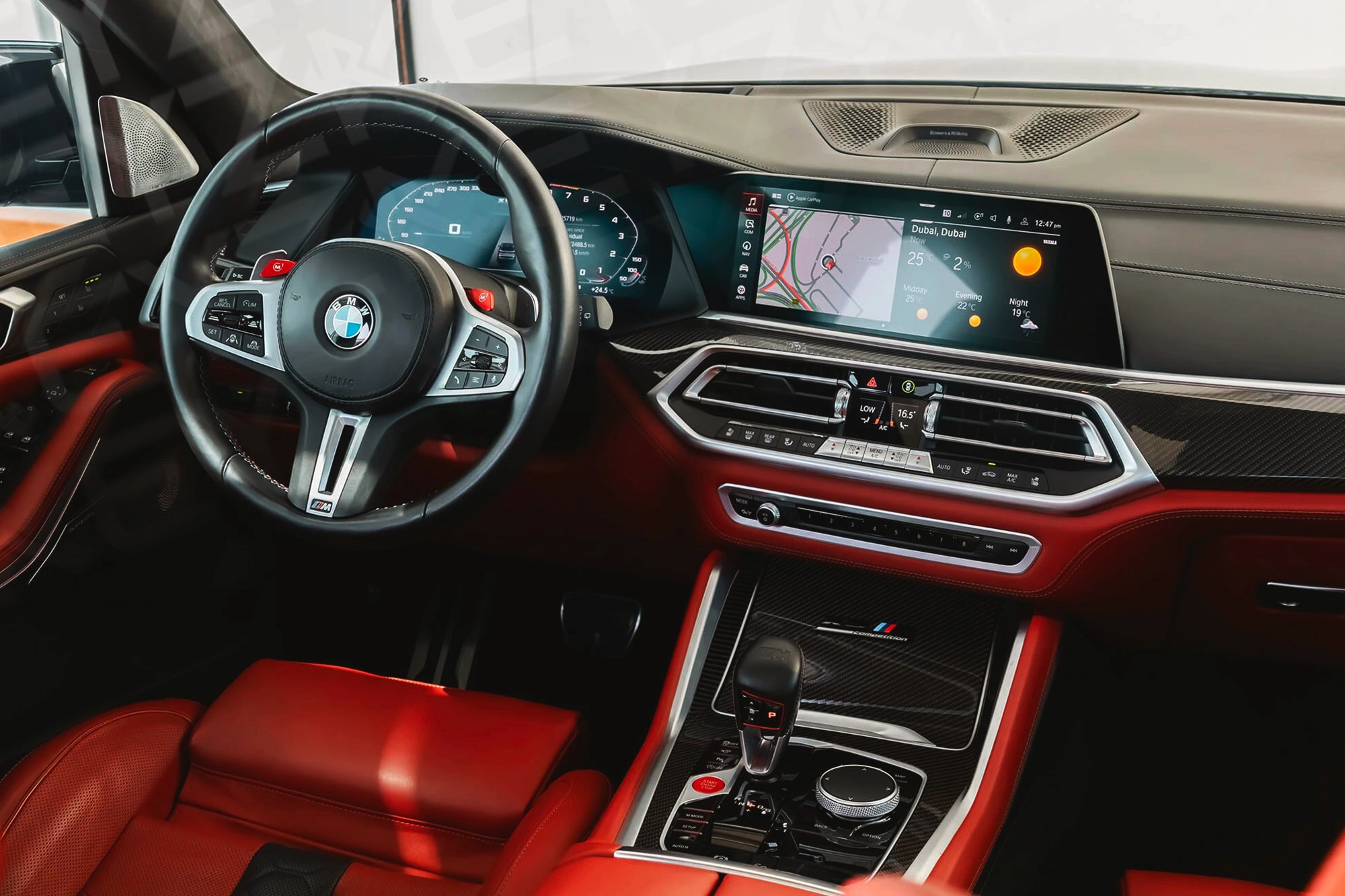 Vue interieur BMW X5M Competition Bleu – Location SUV à Dubaï | Keyz Rent