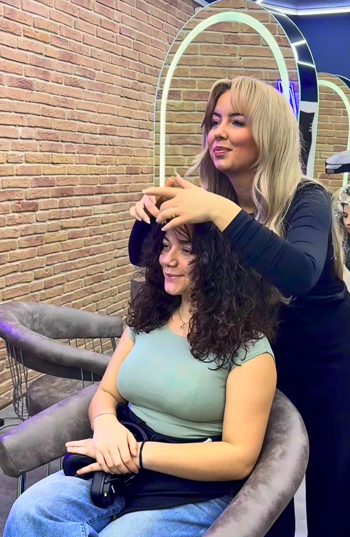 By Saif Frisör Stadthagen Maire unsere Friseuren mit Kunde lächelnd am posieren und Haare richten.