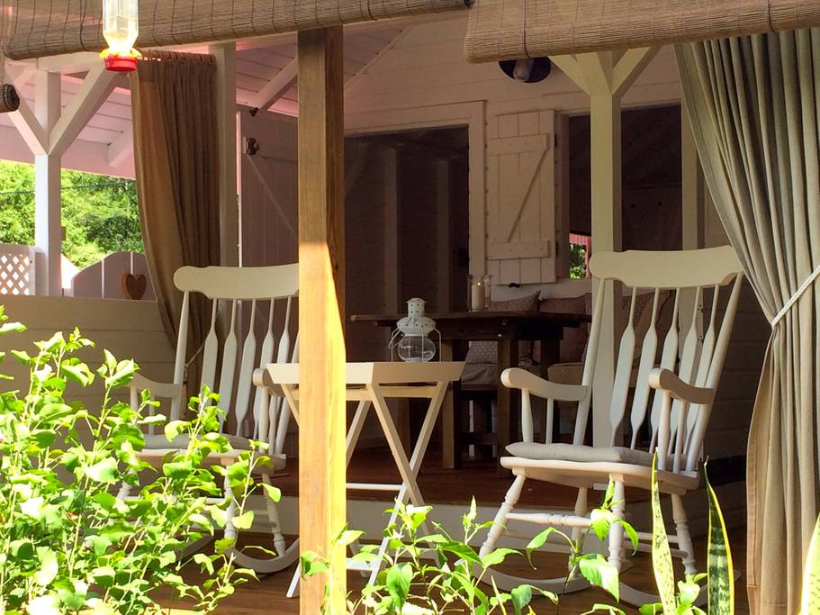 terasse couverte avec fauteuils à bascule dans un logement incroyable eb guadeloupe