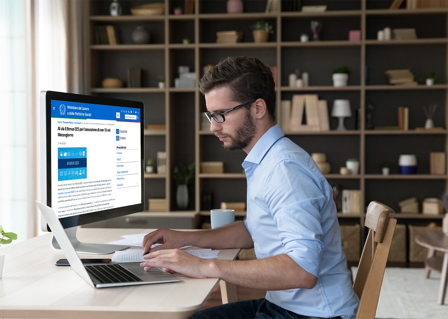 Responsabile HR che consulta documenti digitali sull’assunzione di un nuovo dipendente, con focus sul bonus assunzioni ZES Unica in ufficio moderno.