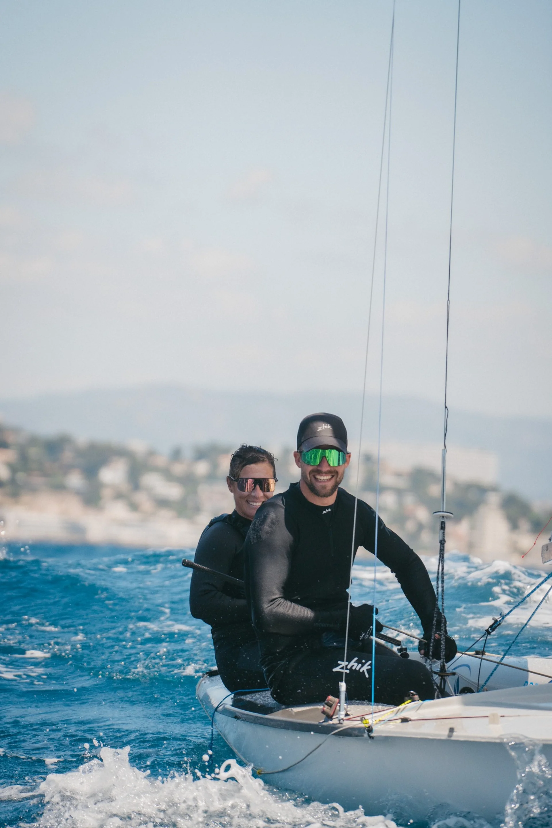 Photo de deux personnes sur un voiliera