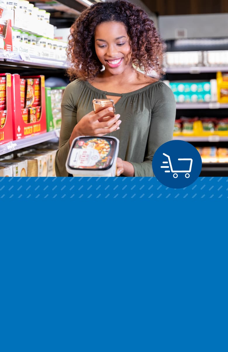 imagen de un chico joven escaneando diferentes productos con su celular para pagar con Scan & Go de Sam's Club