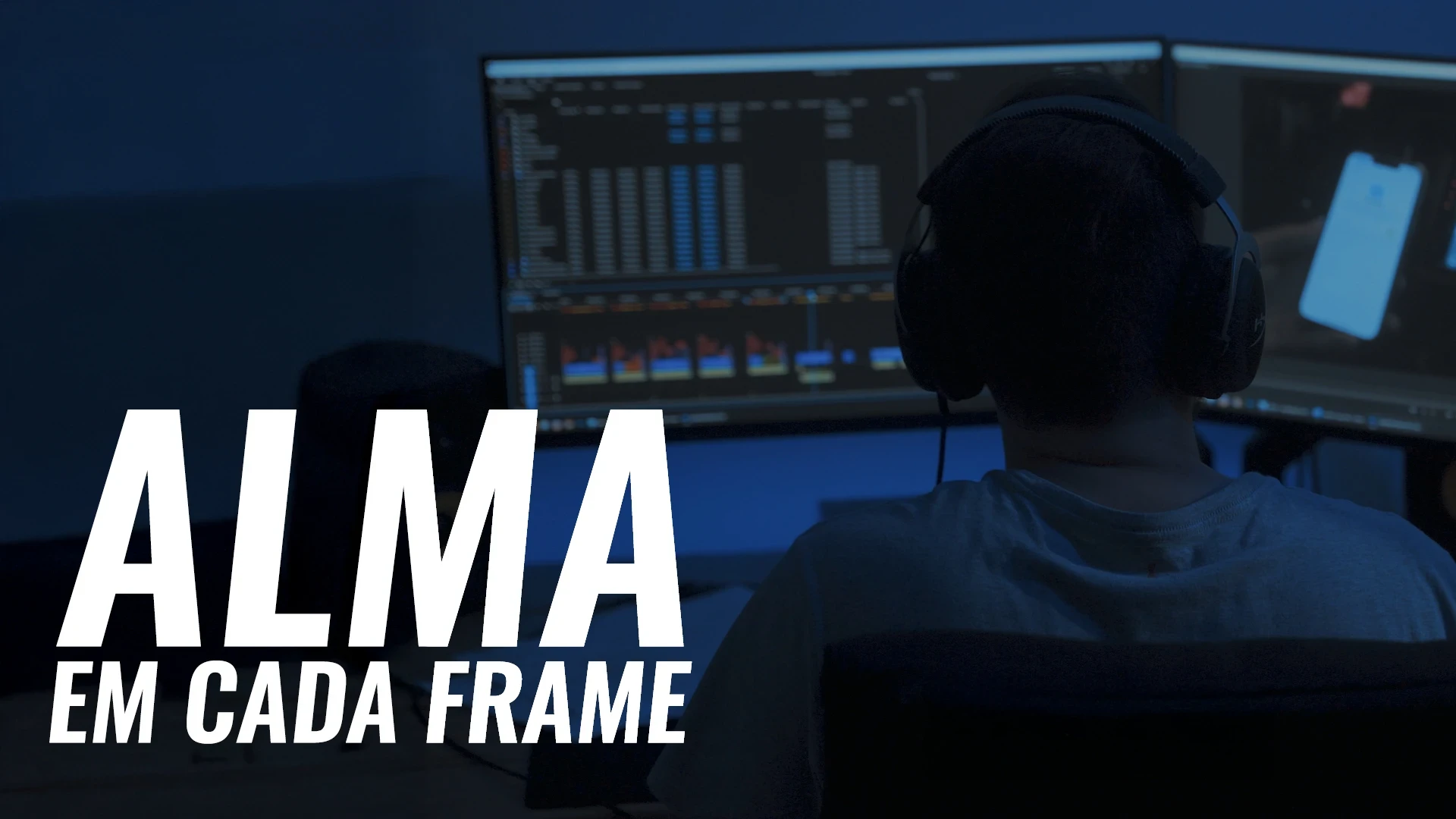 Editor de vídeo de costas diante de monitores com linha do tempo, sobre o texto Alma em Cada Frame
