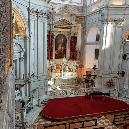 Altare e palco del concerto