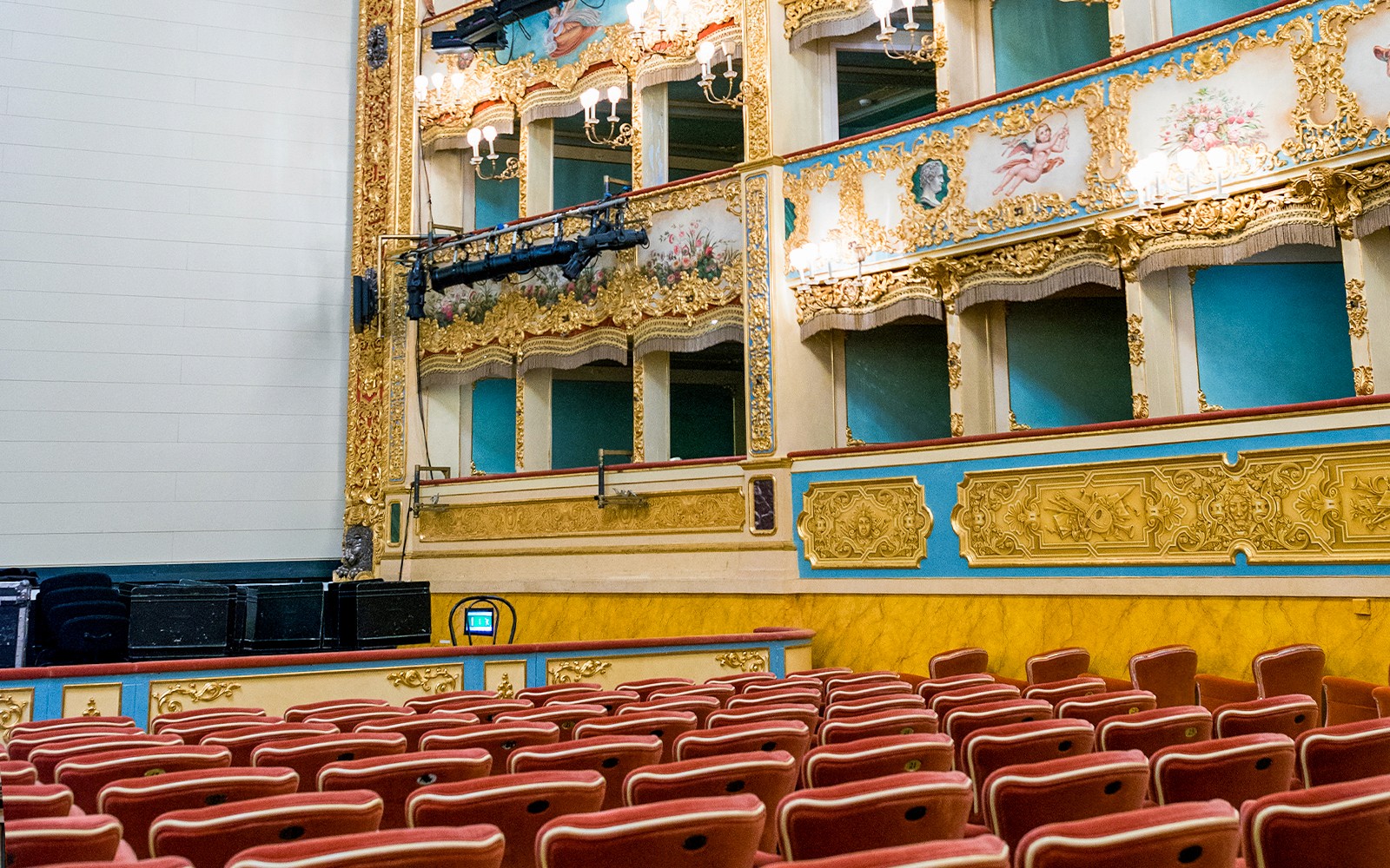 Interior auditorium Teatro La Fenice, Venesia, menampilkan arsitektur yang indah dengan tiket tanpa antri dan panduan audio.
