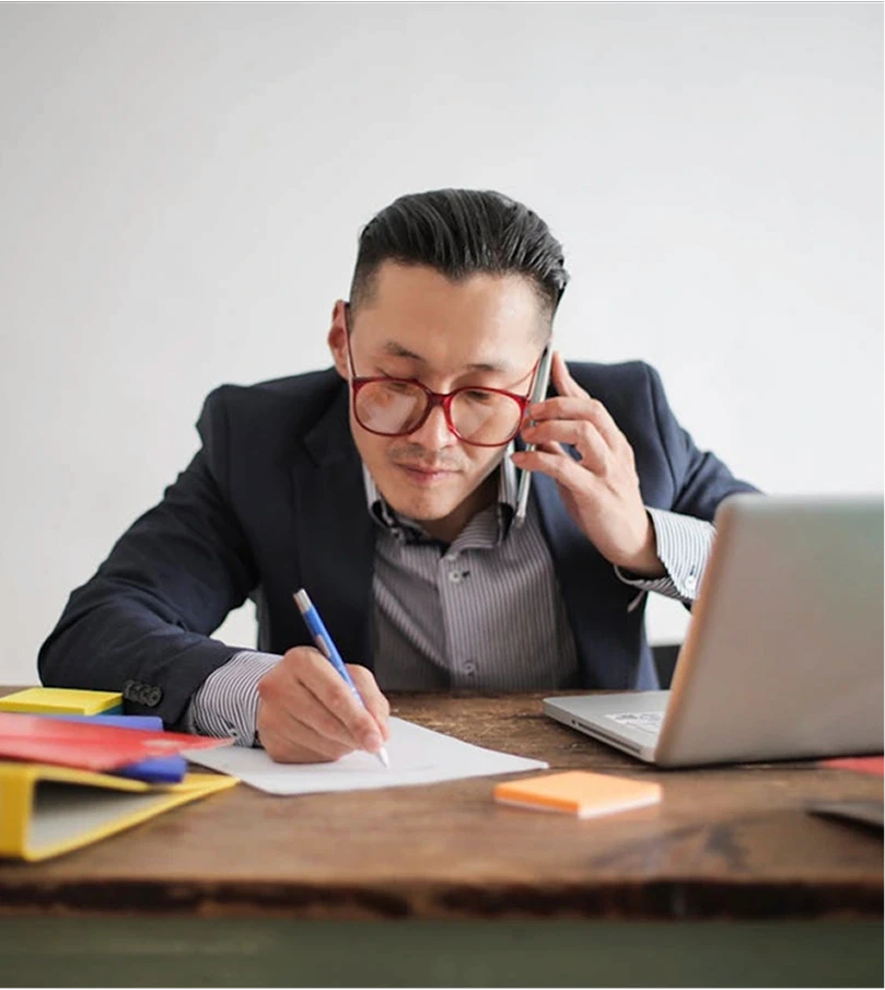 Persona che sta prendendo appunti davanti al pc