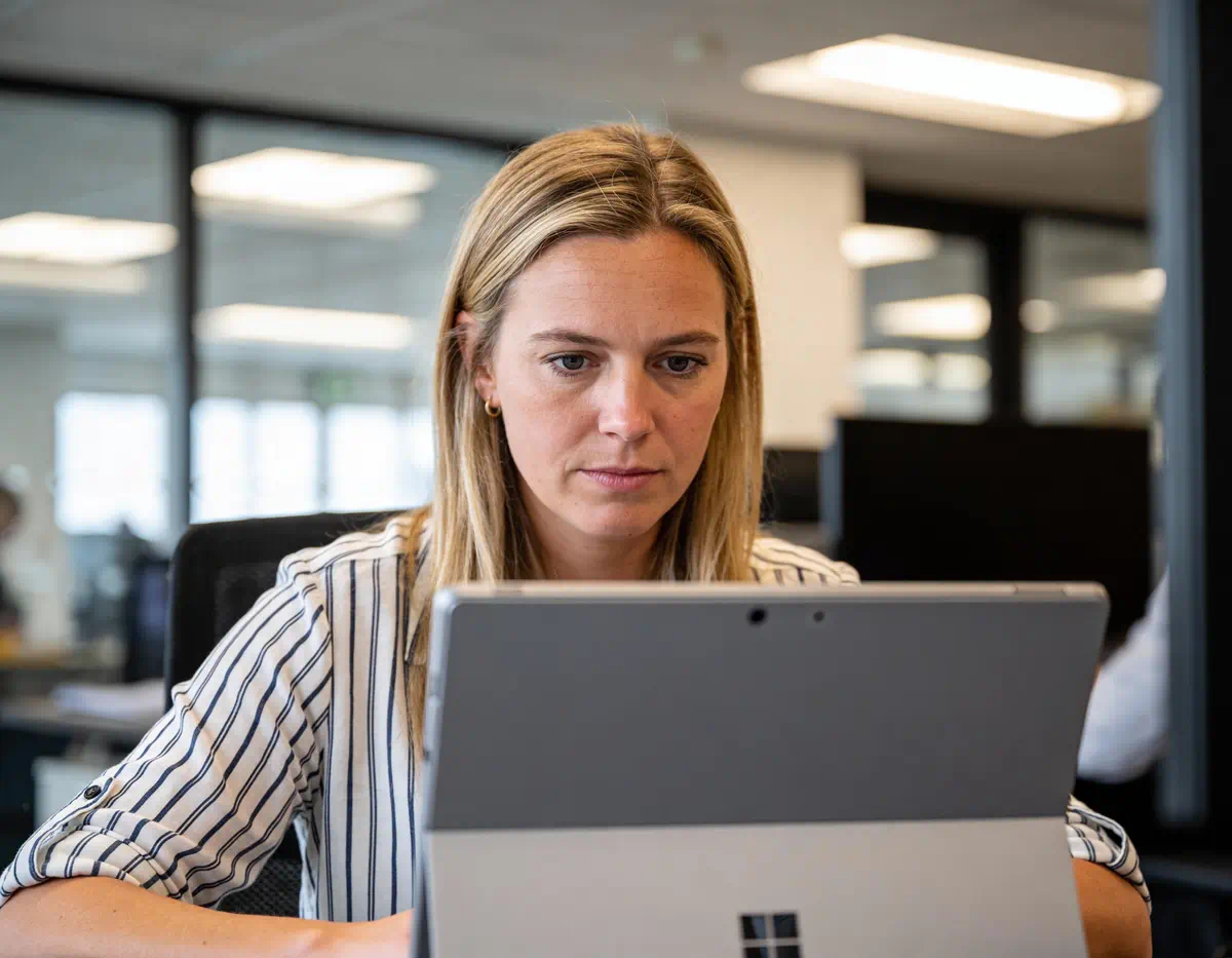 B2B sales professional analyseert markt- en branchedata voor gerichte outbound strategie binnen LeadNorth.