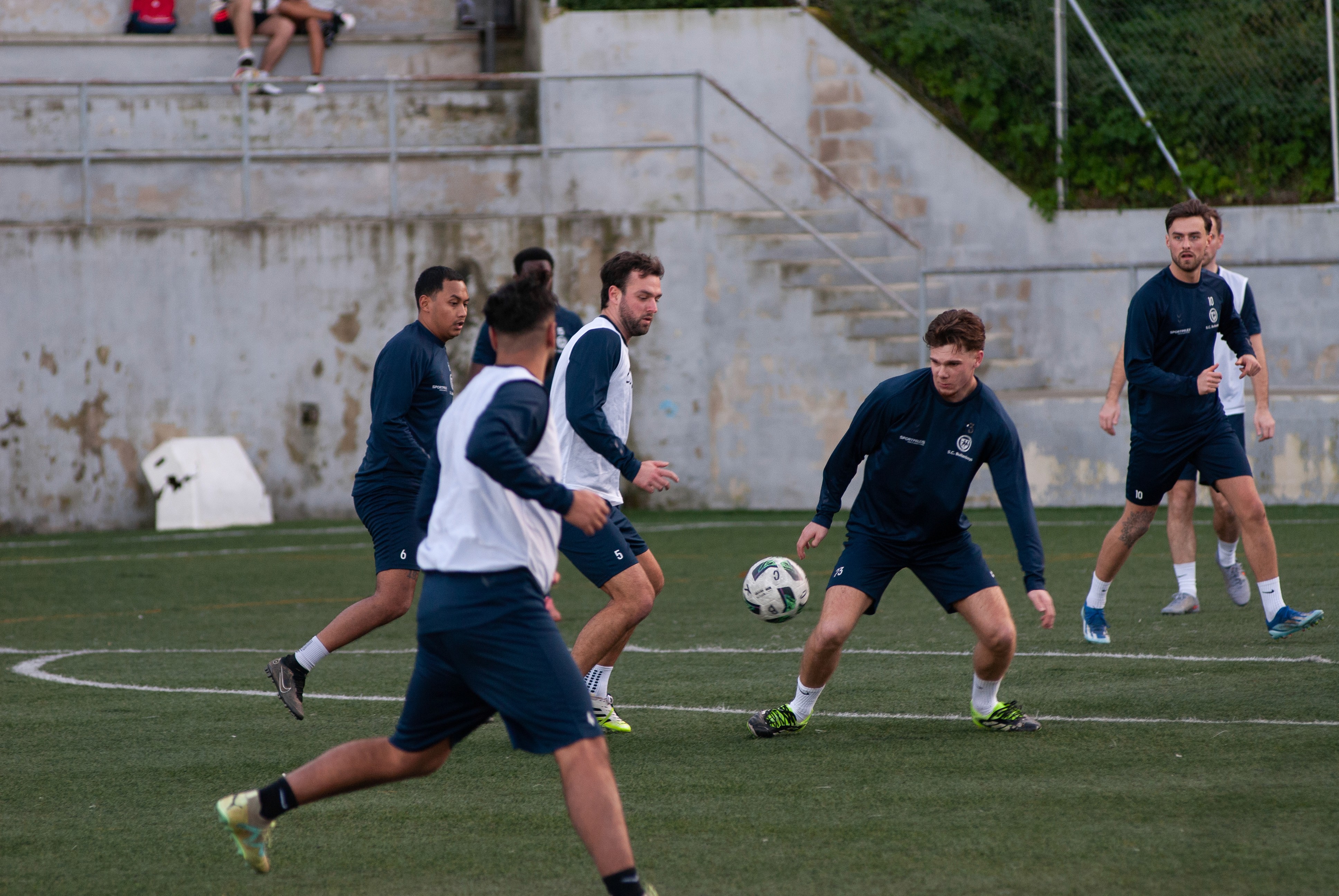 Voetbalteam aan het trainen in Barcelona die voetbalveld huren via BOND Travel