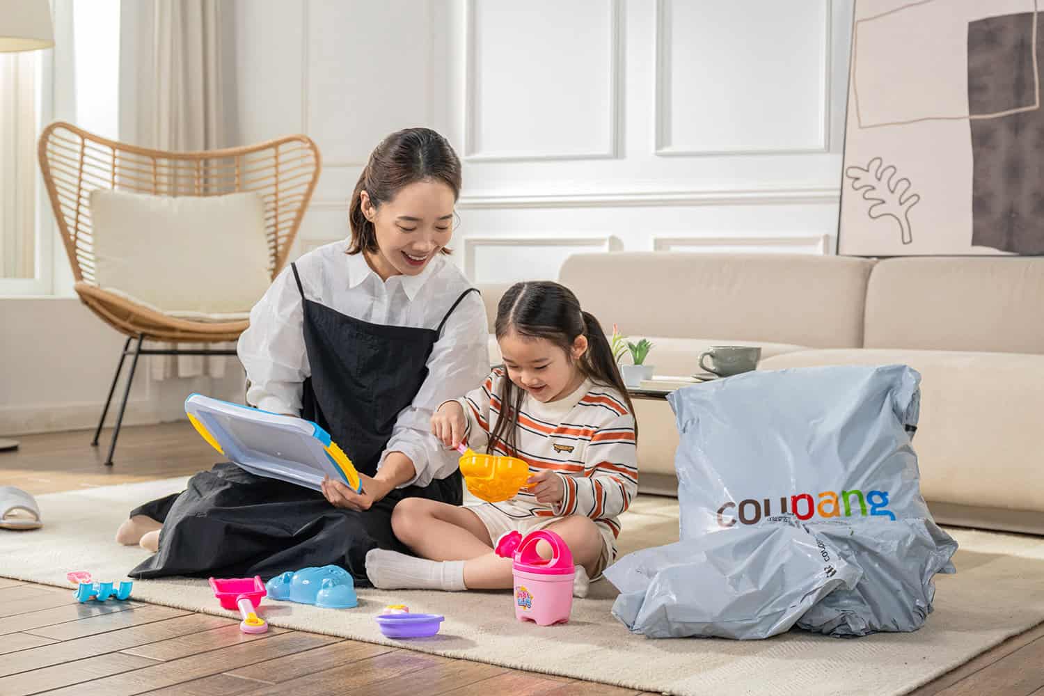 Khách hàng mở gói sản phẩm đặt mua từ Coupang