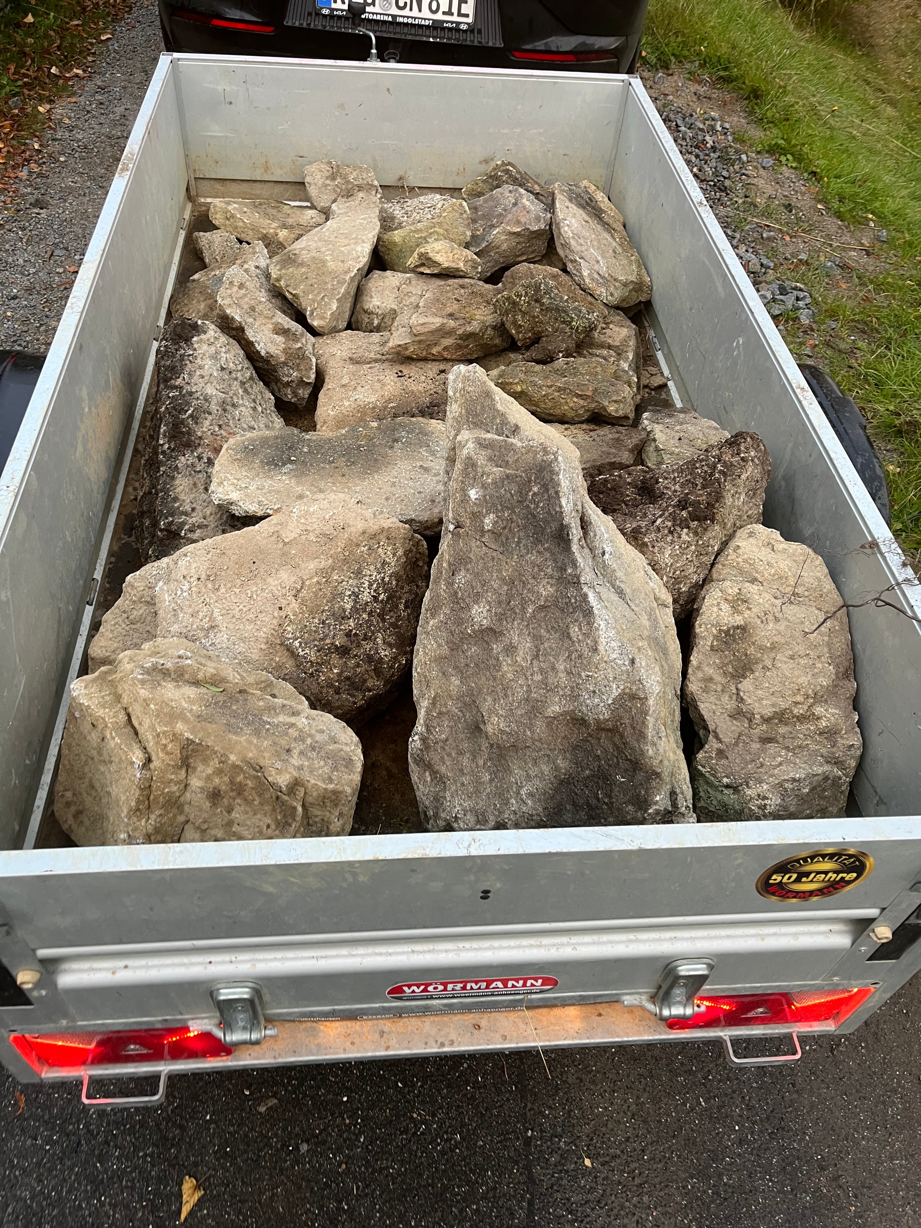 Transport von unbehauenem Granitsteinen mit PKW Anhänger 