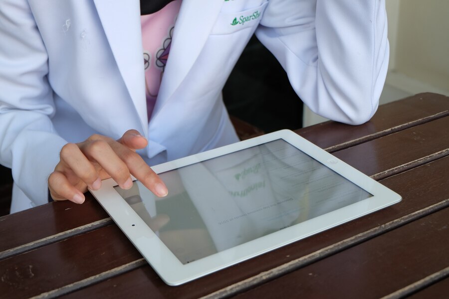 A doctor holdiing a tablet promoting e-health.