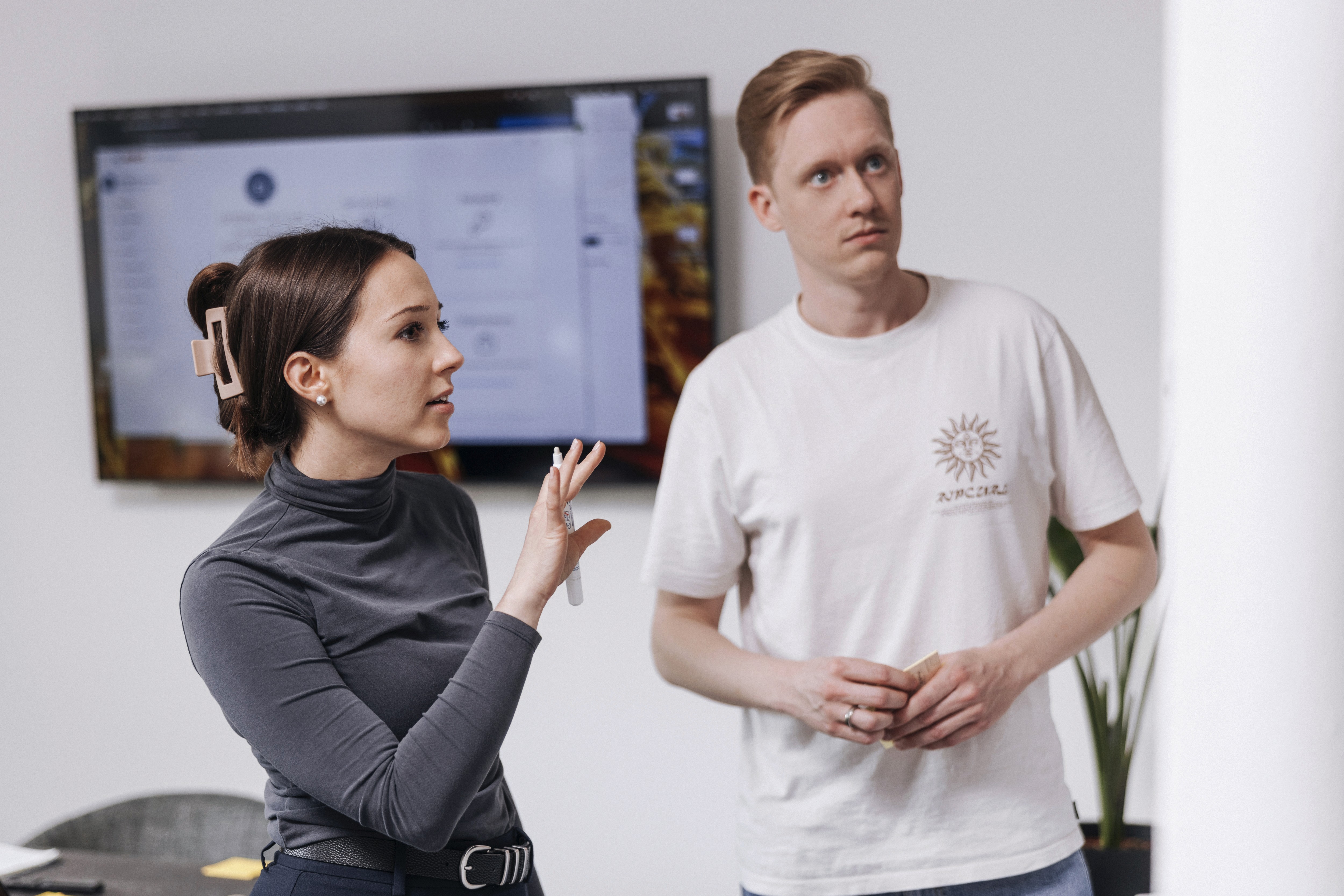 User-Research-Interview bei Fünfpunktnull: Julia Thum befragt einen Probanden zu Produktanforderungen und Nutzerbedürfnissen