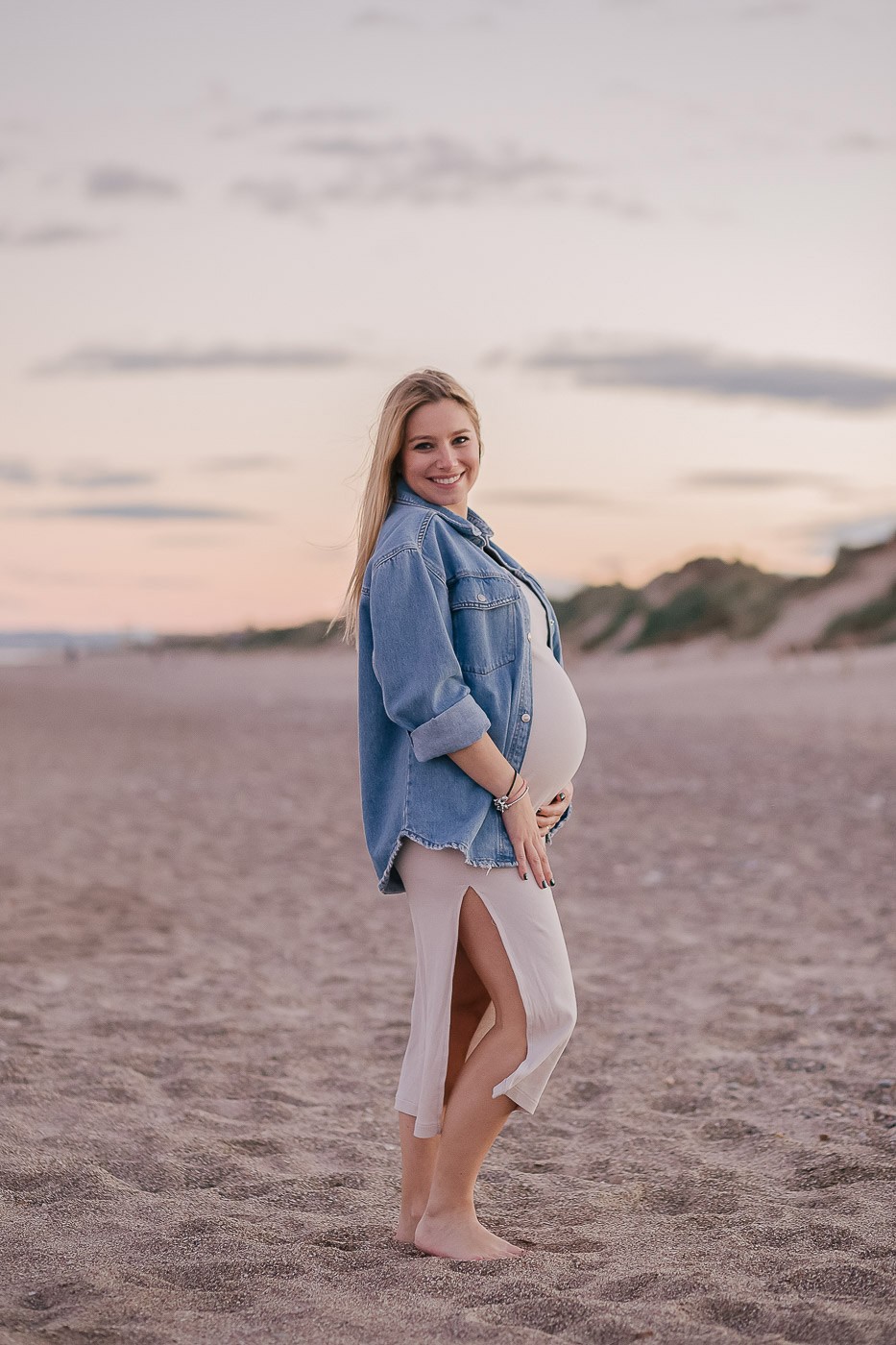 Chica embarazada  con blazer negro