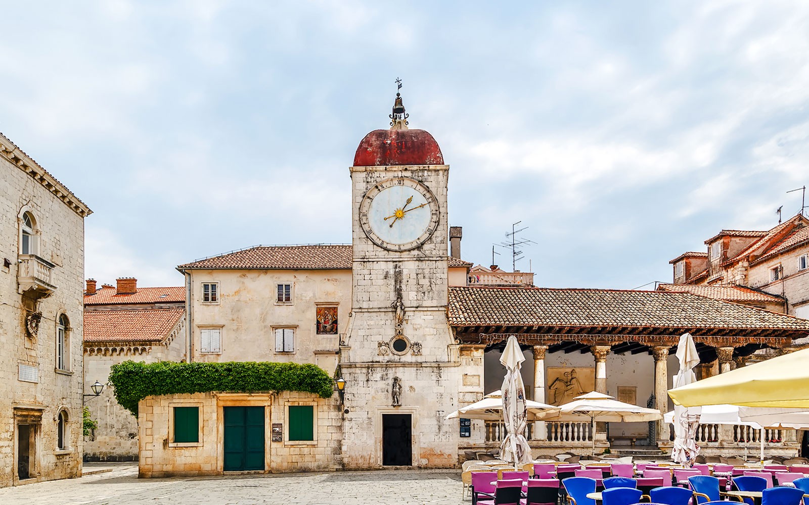 特羅吉爾,克羅地亞的露臺和鐘樓,周圍環繞著歷史悠久的建築。