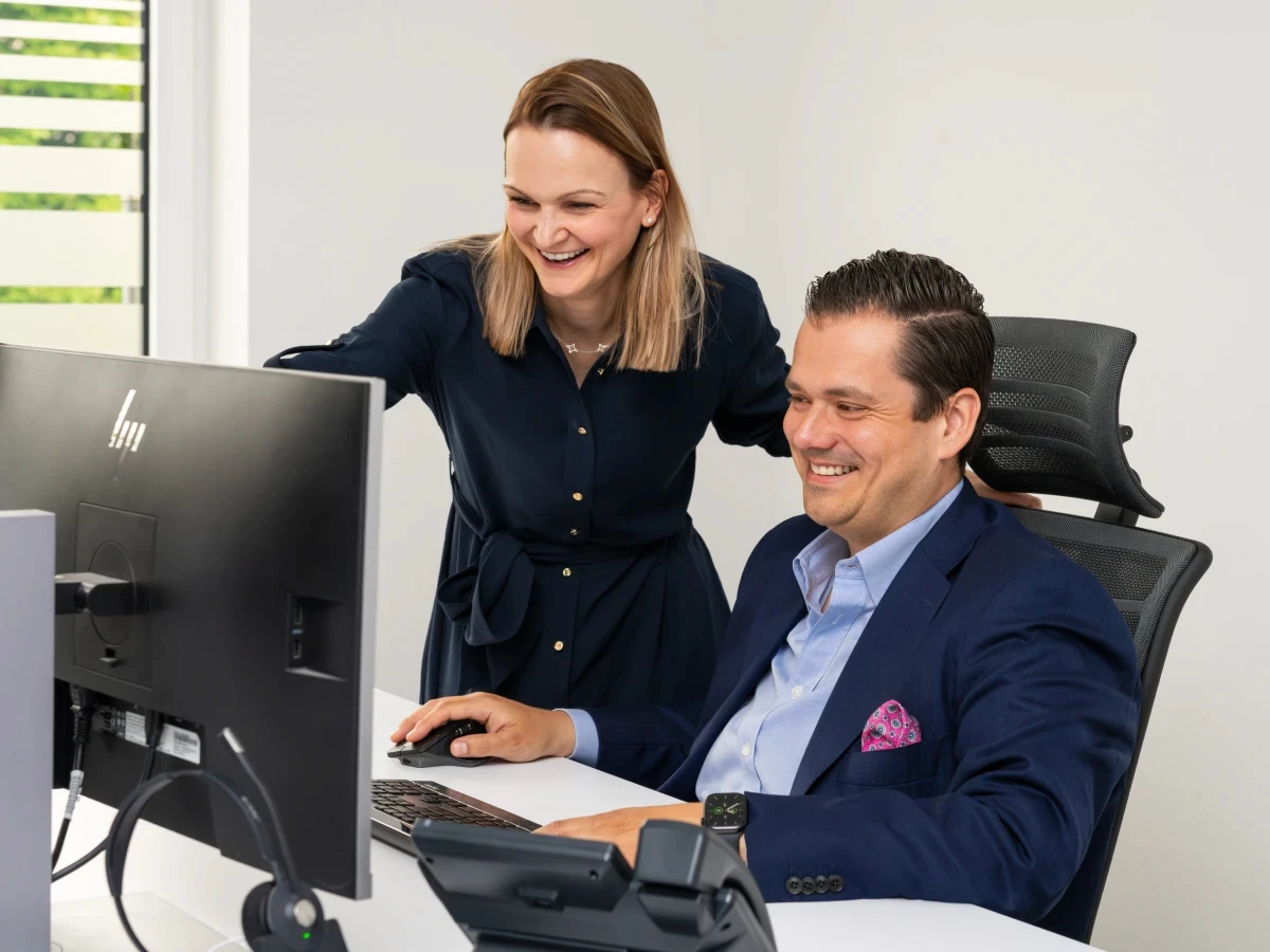 Zwei Mitarbeitende der GJP Steuerberatung arbeiten gemeinsam am Computer