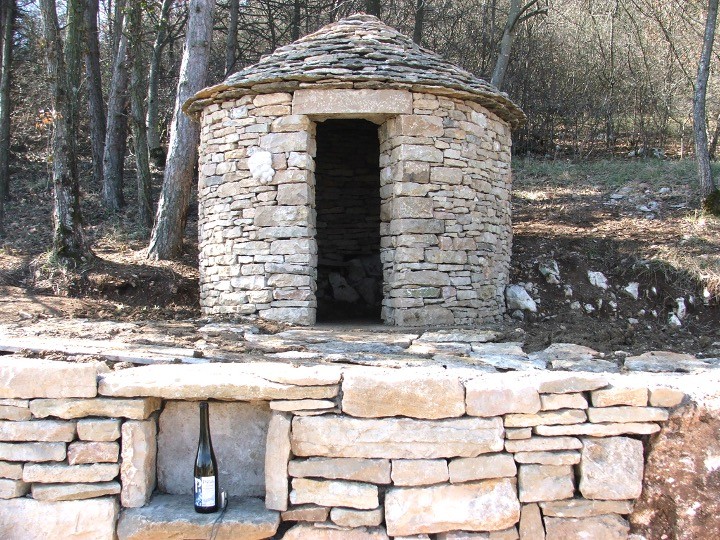 Trockgemauerte Schutzhütte