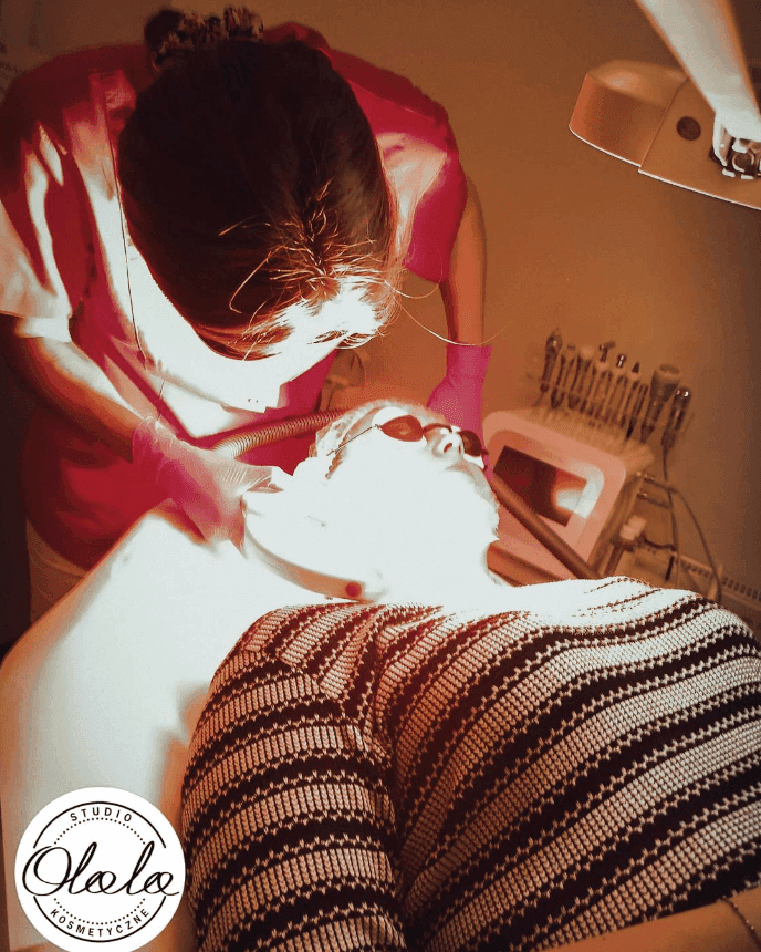 Specjalistka wykonująca zabieg redukcji rumienia w Studio Olala Kozienice.