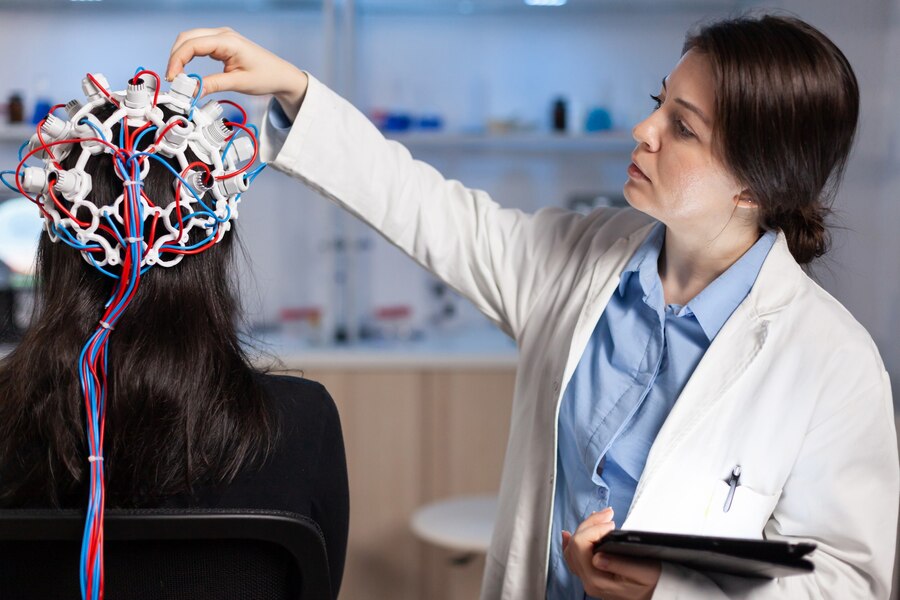 A women wearing performant eeg headset.