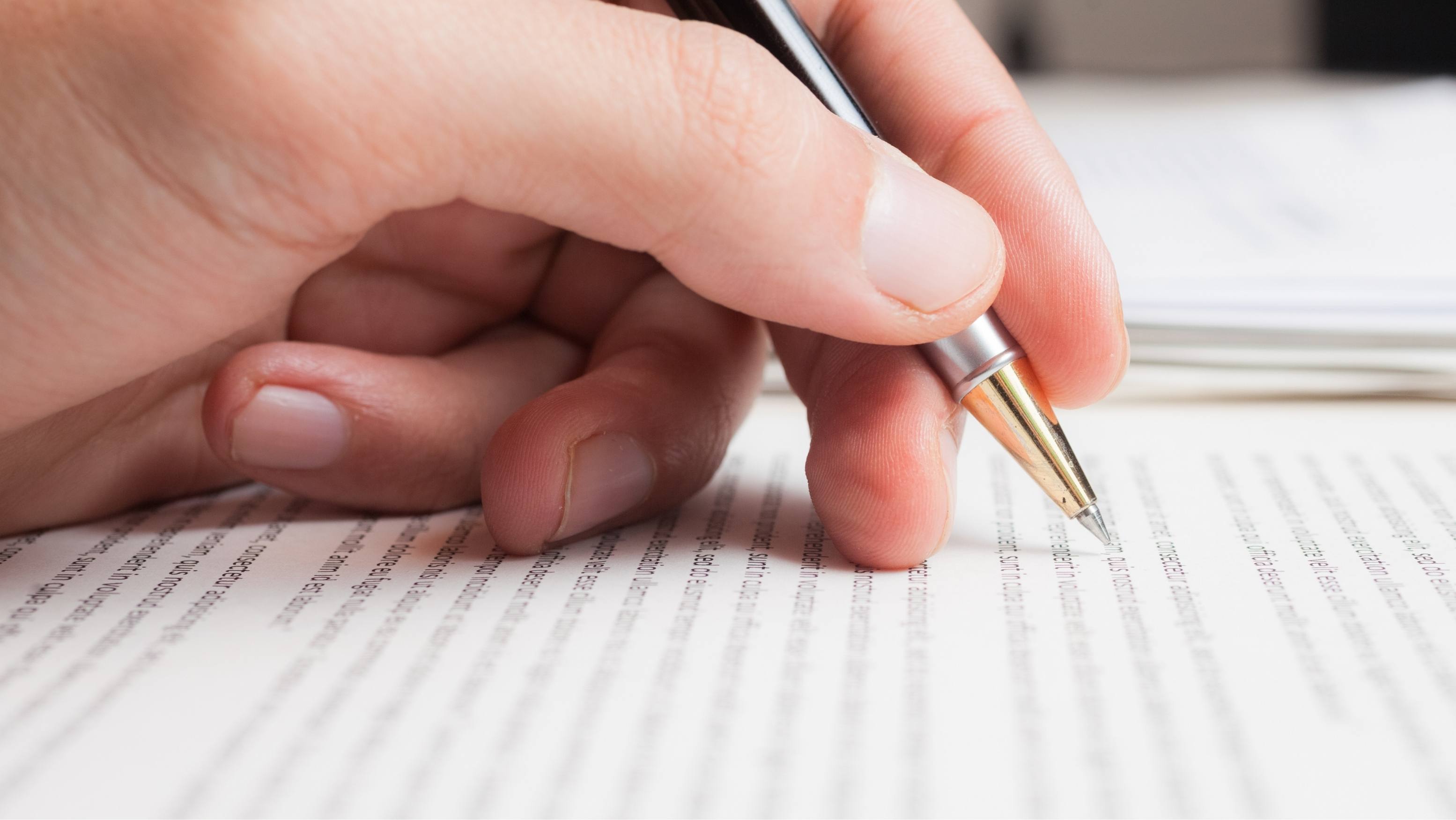 一个人在审阅合同