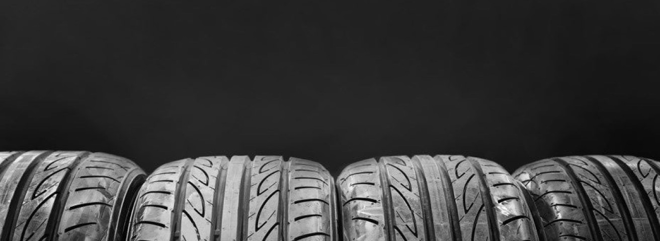 autorehvid mustal taustal