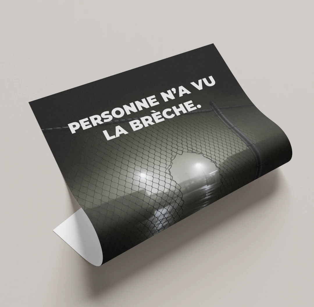 Mockup affiche de sensibilisation AniKit "Personne n'a vu la brèche" — campagne prévention cambriolage locaux industriels, typographie d'impact plein cadre, direction artistique Tartelette Concept