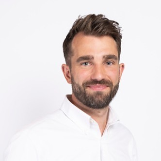 Entrepreneur sharing a client testimonial about Peak Performance Coaching, highlighting personal transformation and startup success