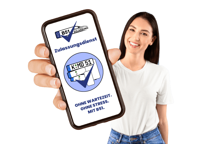 Frau hält Smartphone mit Online-KFZ-Zulassungsservice von B51 Zulassung in Köln