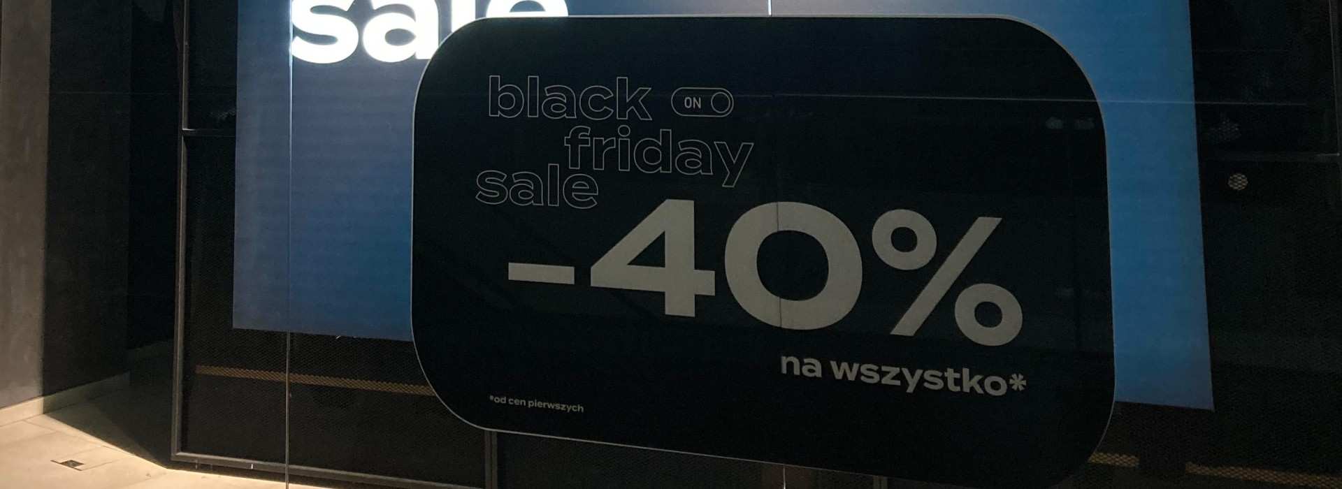 Elementy wystroju witryn w salonach 4F