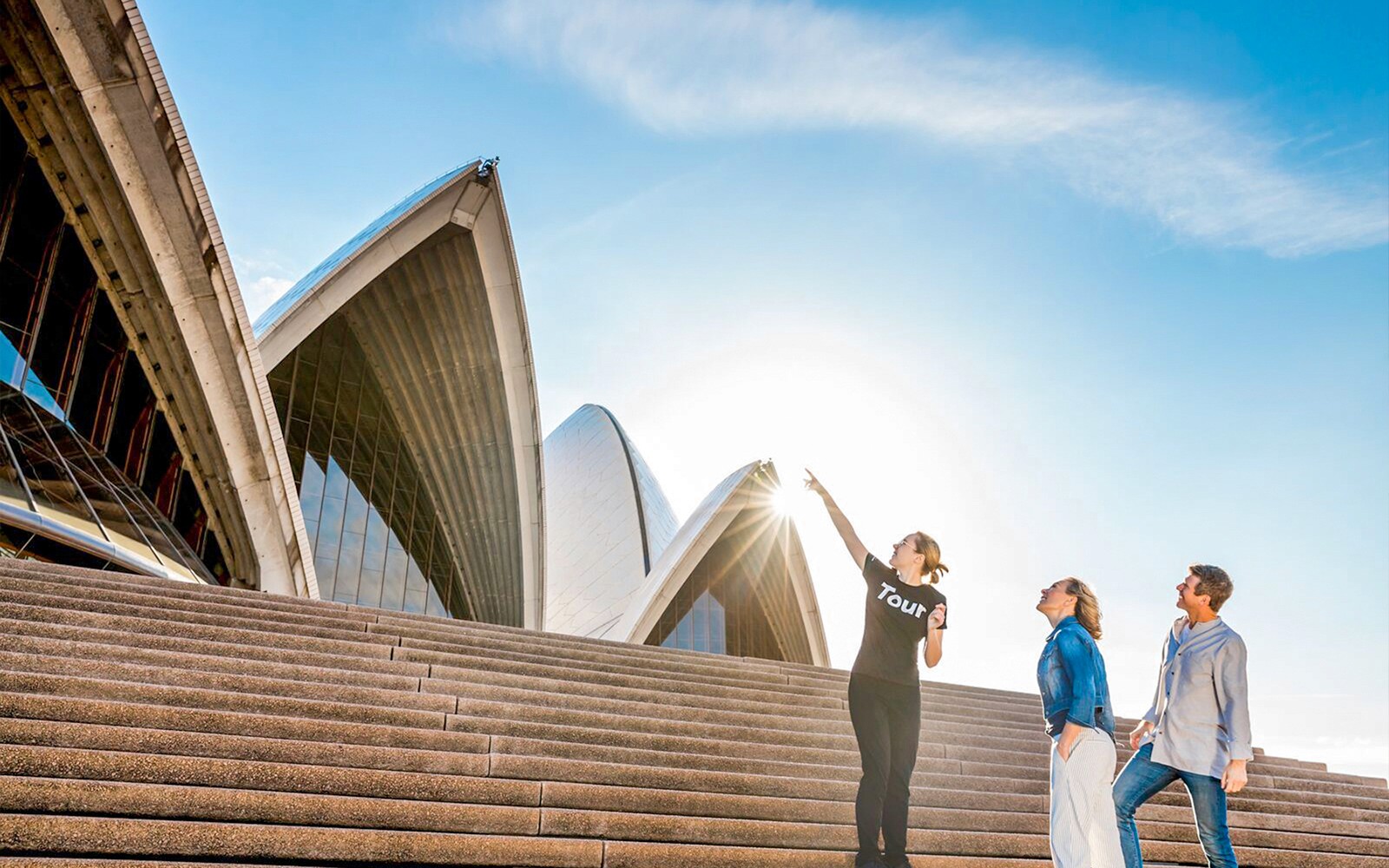 Guida con una coppia alla Sydney Opera House utilizzando il Sydney Explorer Pass.