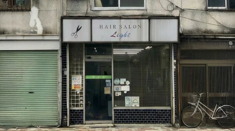 外観リブランディング提案前：古い看板とブラインド窓の理髪店の外観
