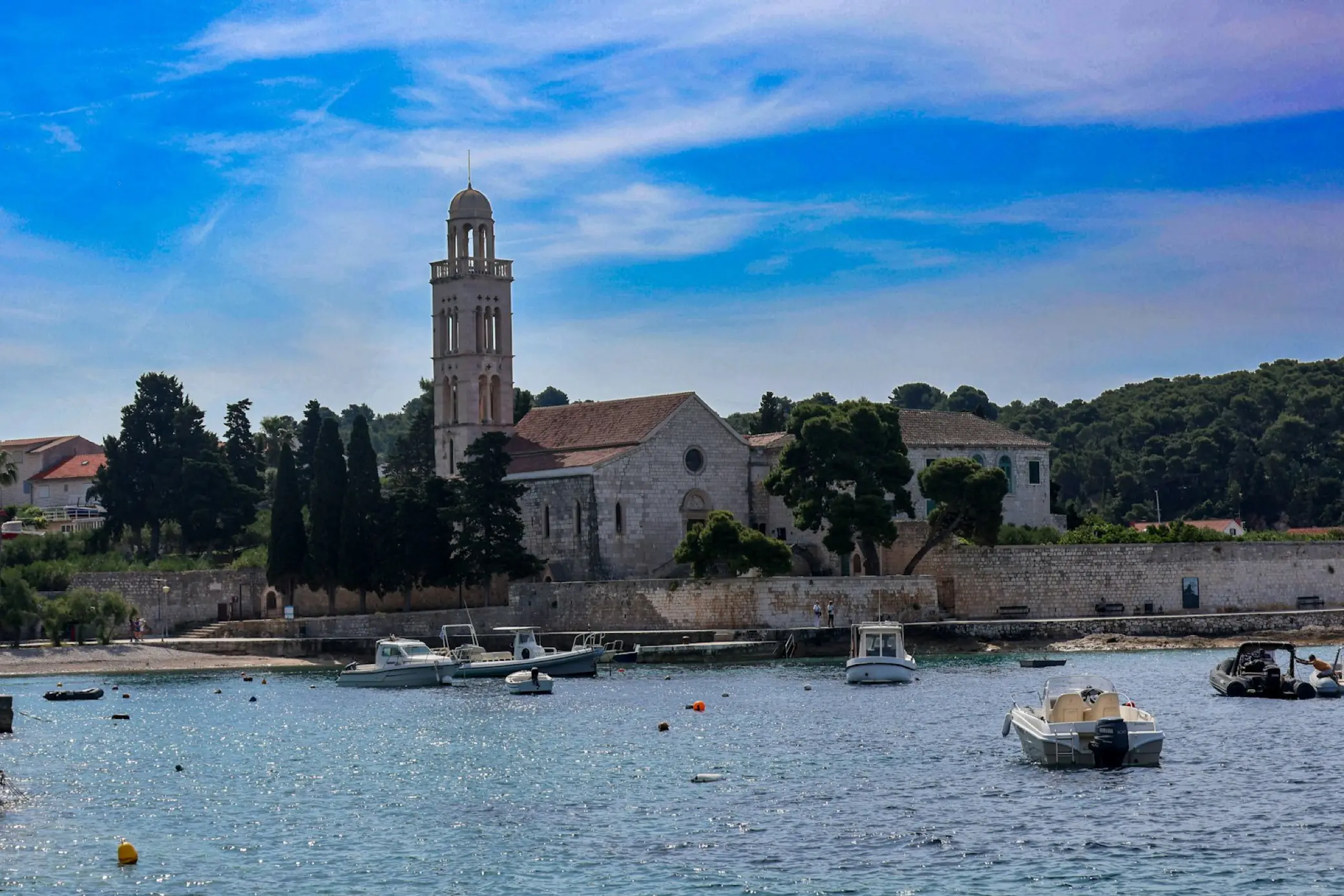 Bateaux dans le port, au pied du front de mer historique de Hvar