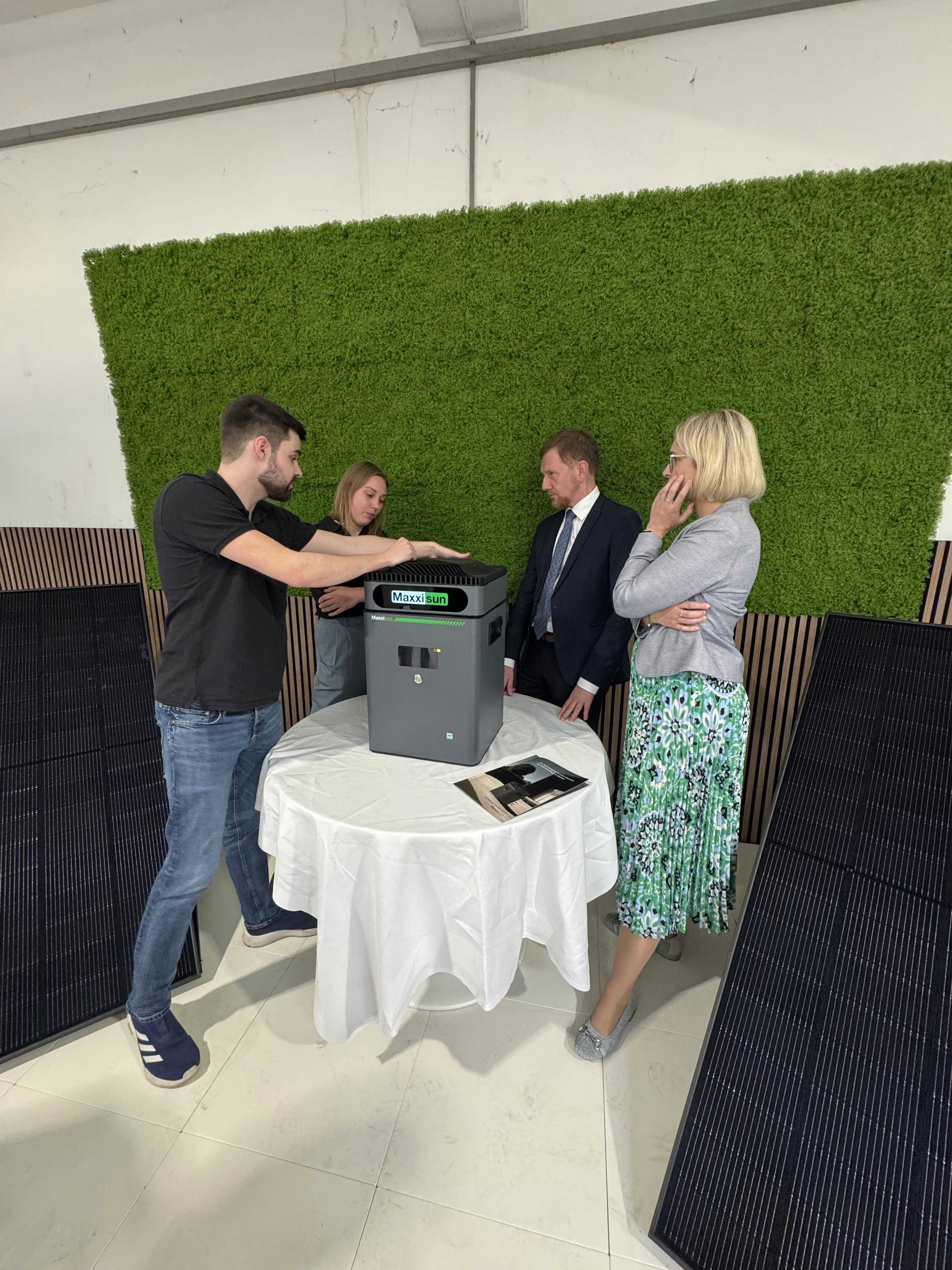Personen diskutieren über Solaranlage, Präsentation von Solarstromtechnik, grüne Energieinnovationen.