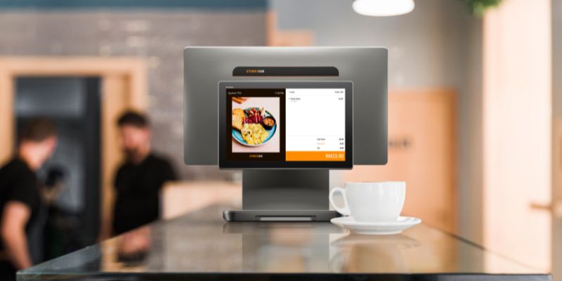 两名马来西亚老板在他们的咖啡馆里使用 StoreHub POS